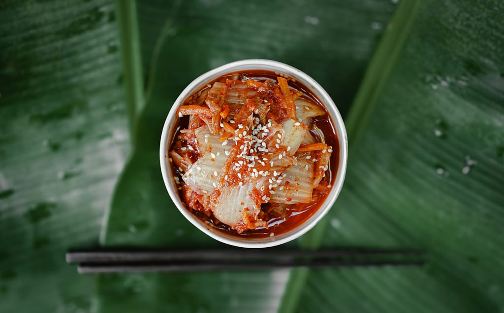 Kimchi făcut acasă, cu gust românesc: superalimentul asiatic care îți transformă sănătatea
