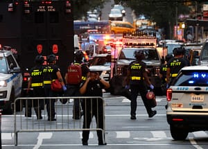 Atac armat într-un zgârie-nori din centrul Manhattanului: mai multe victime, printre care un polițist / Atacatorul a traversat SUA pentru a comite fapta / Ce au găsit polițiștii în mașina sa