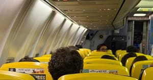 Președintele Nicușor Dan, surprins la „low cost” de o româncă. Unde a zburat șeful statului
