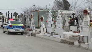 Un bătrân din Capitală s-a trezit fără sute de mii de euro după ce mai mulți indivizi i-au promis lucrări la mormântul soției