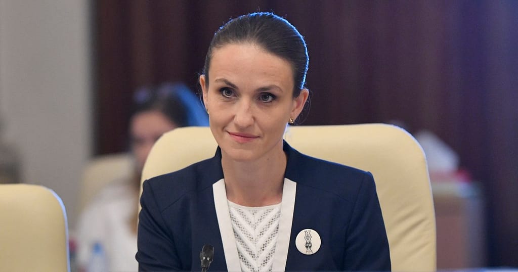 Românii din Cernăuți cer sprijin pentru salvarea școlilor cu predare în limba română. Răspunsul Oanei Țoiu