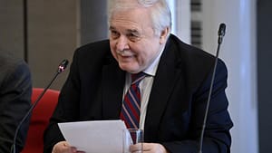 De ce se leagă politicienii de scaun. Athanasiu: „În momentul în care faci așa ceva, nu mai onorezi funcția”