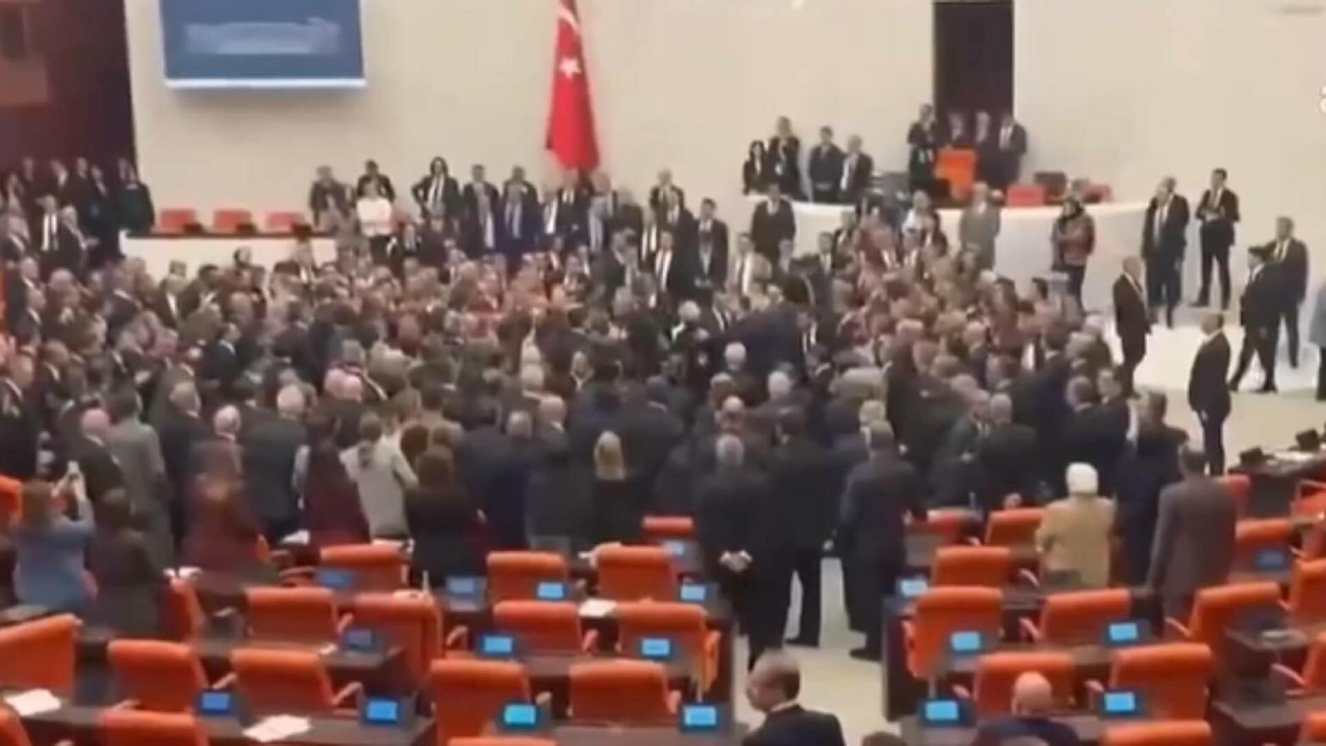 Bătaie &icirc;n Parlamentul turc