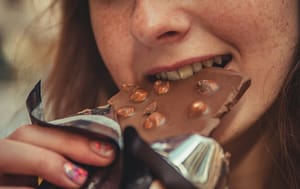 De ce vrem dulciuri exact când ne apucăm de dietă? Explicația surprinzătoare