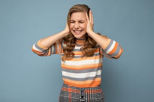 Urechi înfundate? Iată cele mai eficiente metode pentru a scăpa de problemă