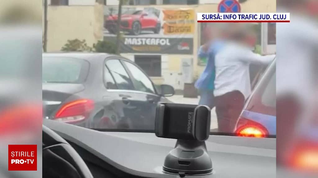 Doi tineri au blocat traficul în centrul Clujului după ce au început să se bată cu pumnii printre mașini
