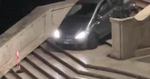 Un bărbat de 81 de ani a intrat cu mașina pe emblematicele Trepte Spaniole din Roma. Ce explicație le-a dat polițiștilor