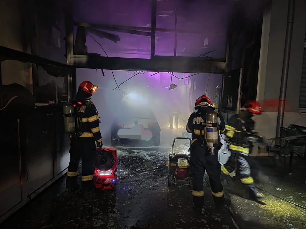 Incendiu la Universitatea din Oradea. Un atelier și un laborator au fost distruse complet