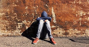 Caz șocant în Capitală: un adolescent ar fi fost bătut cu „ciocanul de șnițele și făcălețul” de mama vitregă. „Se uita la el cum îi curge sângele”