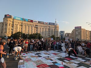 Protest de amploare în București după ce încă o femeie a fost ucisă: „Nu e o dramă de familie. E femicid!”