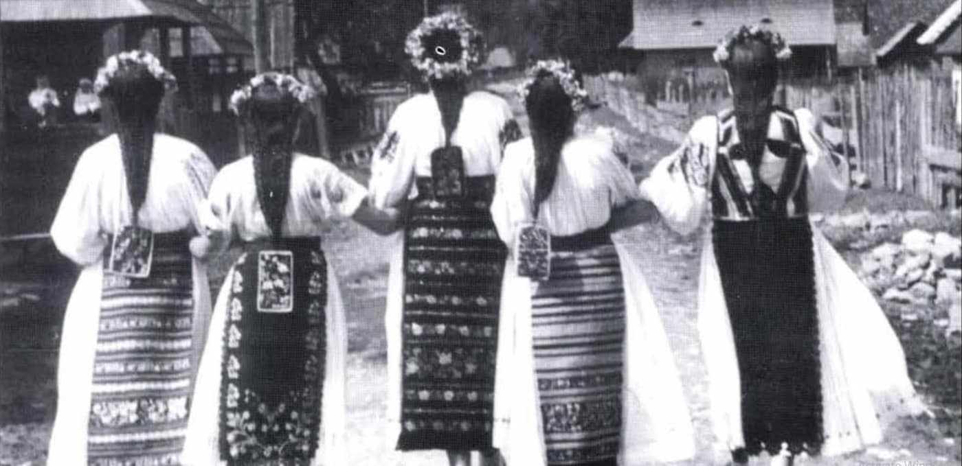 Țărănci românce FOTO Costumul popular românesc/Maria Bâtcă