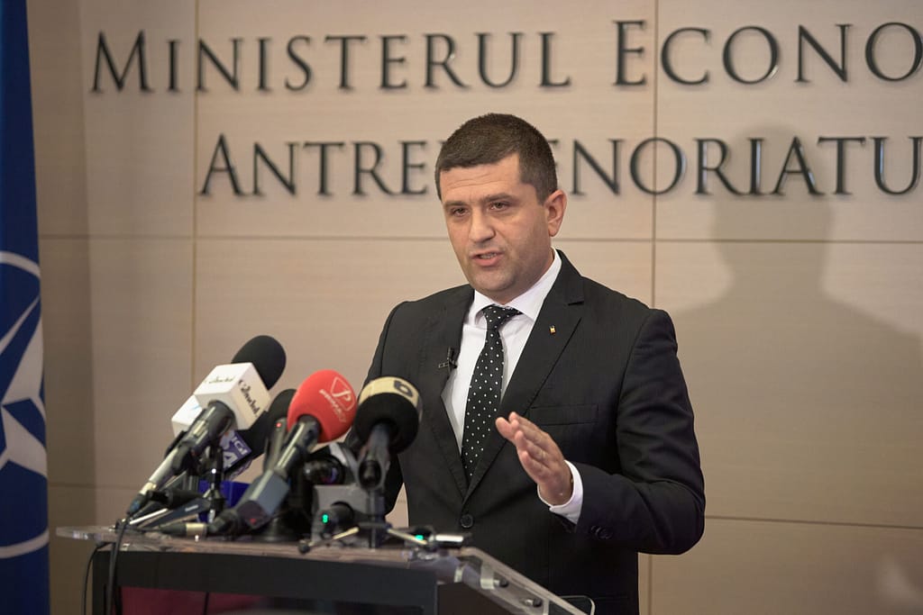 Ministru, întrebat despre locuința sa: „Nu mă mut ca țiganul cu cortul” / „Într-o lume civilizată, o astfel de declarație duce către demitere”, explică un sociolog