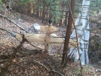 Dronă care are agățată o paraşută, găsită &icirc;ntr-o pădure din Argeş. Autoritățile investighează proveniența aparatului