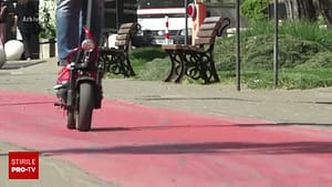 Adolescenții jefuiți pe stradă de tâlhari cu cagule, în Cluj-Napoca. I-au amenințat cu cuțitul și le-au luat trotinetele