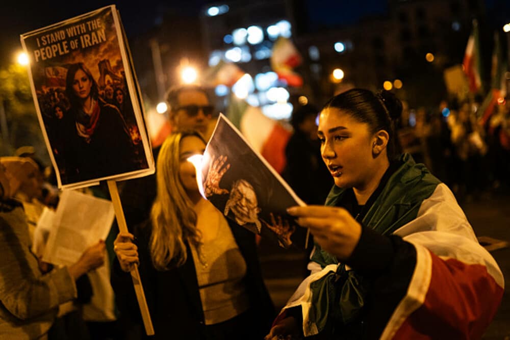 Un medic din Iran a dezvăluit că au fost amenințați că vor fi arestați dacă tratează protestatari răniți - Imaginea 2