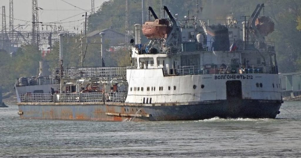 Dronele navale ucrainene au lovit un petrolier din „flota fantomă” a Rusiei, aflat în Marea Neagră