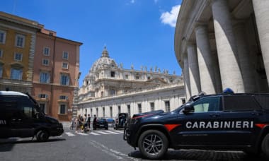 Copilul de 2 ani al unor români din Italia a căzut din mașină, în mers. Mama dă vina pe fratele băiatului, poliția are dubii