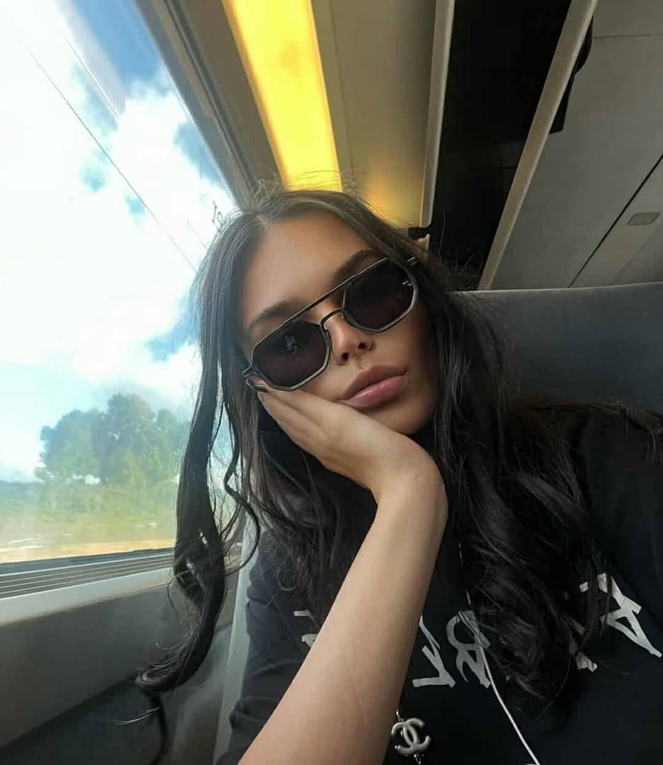 Mesajul controversat de pe tricoul Tamilei Cristescu a împărțit internetul în două. Trimitere directă la ministrul Oana Țoiu – Foto în articol