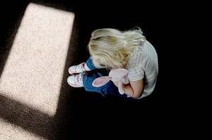 Fetiță supusă unui ritual de „exorcizare” de către mama sa. Femeia, anchetată penal și internată într-un spital de psihiatrie