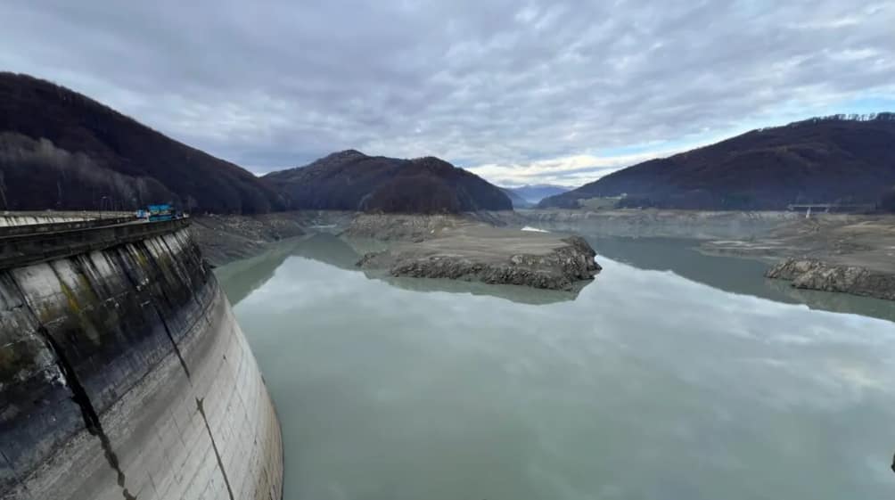 VIDEO Administraţia Naţională Apele Române cere declararea stării de urgență în Prahova, unde zeci de mii de oameni au rămas fără apă potabilă. Situaţia ar putea dura încă trei zile
