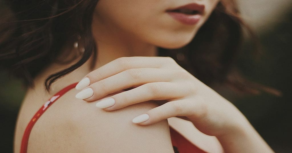Cum îndepărtezi corect oja semipermanentă fără să îți afectezi unghiile?