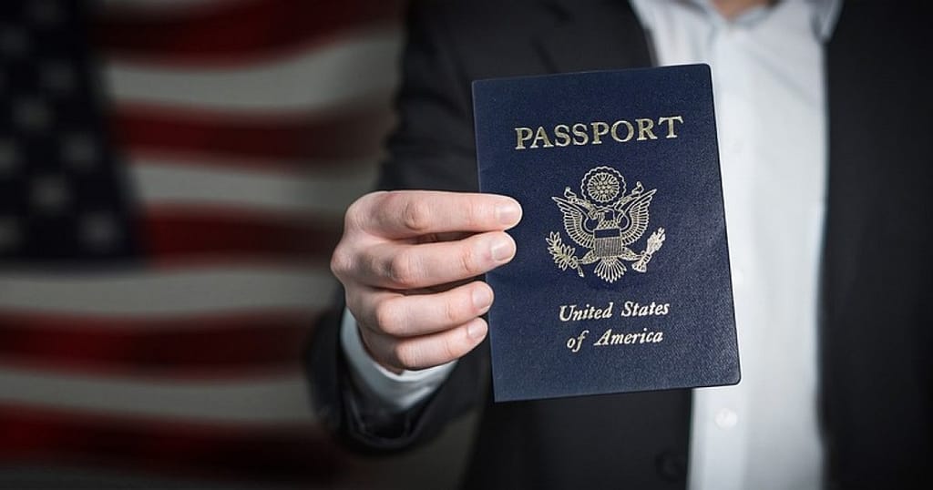 Pașaportul de rezervă: De ce tot mai mulți americani văd în dubla cetățenie noul „vis american”