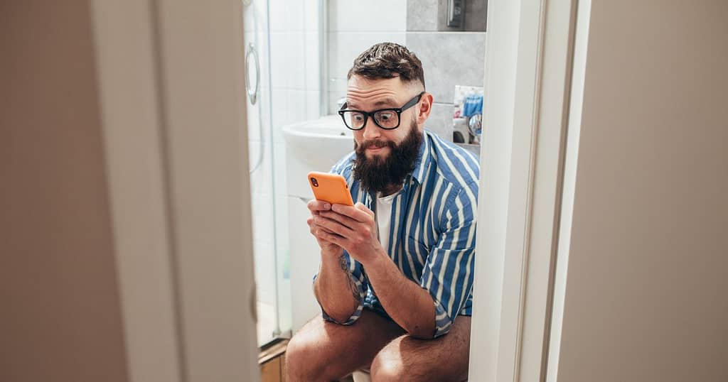 De ce nu ar trebui să folosești telefonul când stai pe toaletă. Avertismentul specialiștilor: „Scurtați timpul petrecut pe WC”