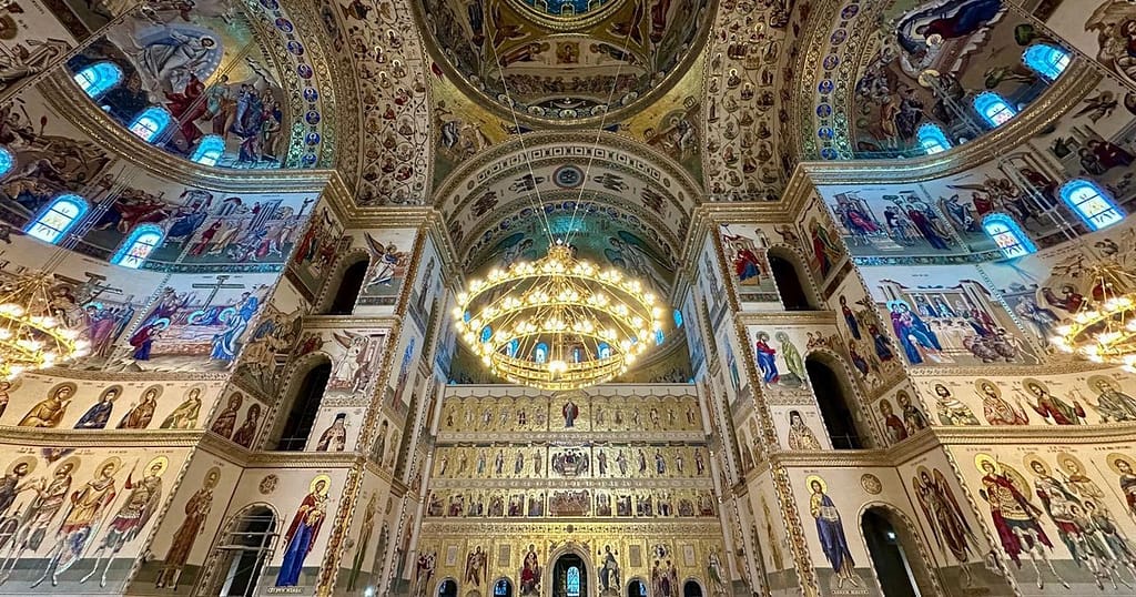 Cum arată interiorul Catedralei Naționale după înlăturarea schelelor. Patriarhul Ecumenic și Patriarhul României vor sfinți lăcașul în luna octombrie