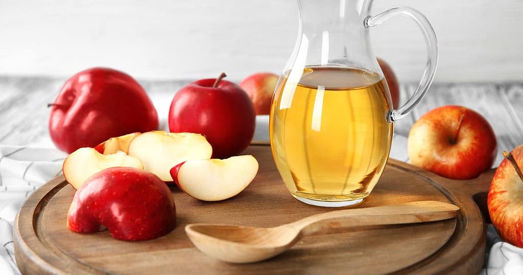 Adio paharului cu oțet de mere pentru slăbit. Ştiința respinge așa-zisul „arzător natural de grăsimi”