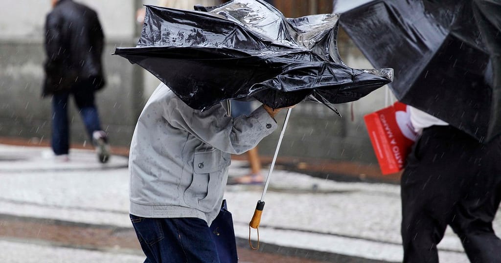 Două județe sub cod roșu de vreme severă. Frig, ploi, vânt și ninsori anunțate de meteorologi