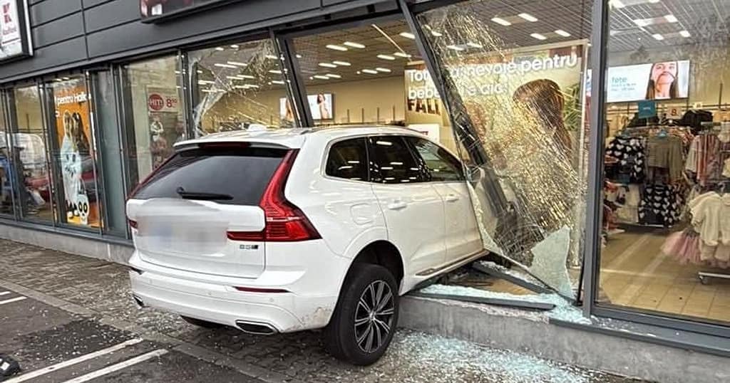 O şoferiţă din Brăila a intrat cu maşina în geamurile unui supermarket. Femeia a încurcat comenzile mașinii