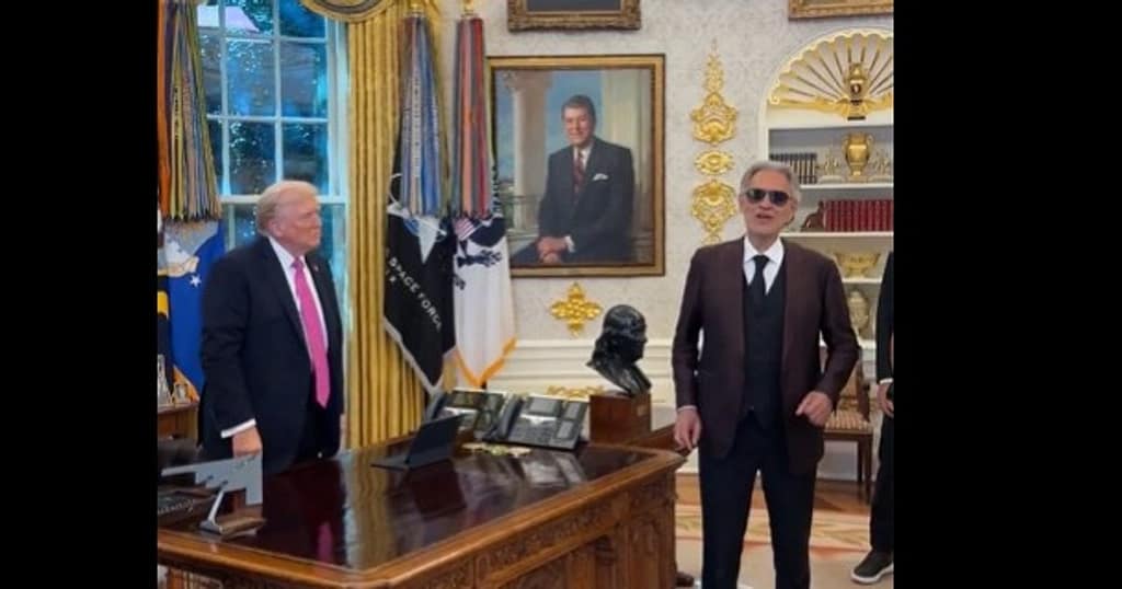 Andrea Bocelli i-a cântat lui Trump „Time to Say Goodbye”, în Biroul Oval. Momentul a devenit viral