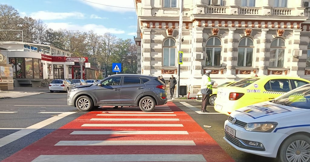 Ce a făcut o femeie căreia nu i s-a acordat prioritatea pe trecerea de pietoni. Promptitudinea răspunsului a uimit pe toată lumea