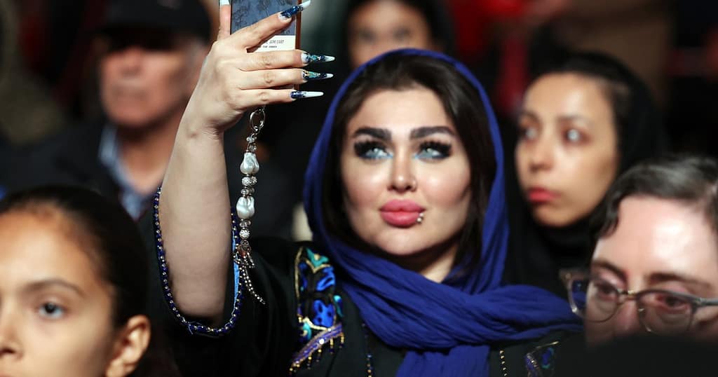 Concerte în aer liber. Dansuri provocatoare în public. Tinerii din Iran conduc o schimbare socială dramatică: „Avem o generație tânără neînfricată”