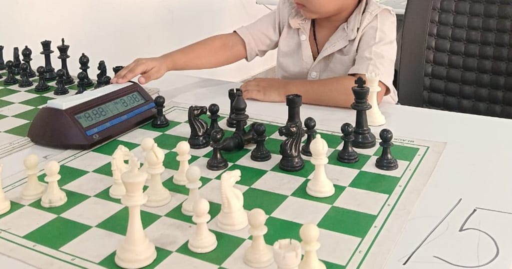 Un copil de 3 ani a devenit cel mai tânăr jucător de șah care a obținut un rating oficial FIDE