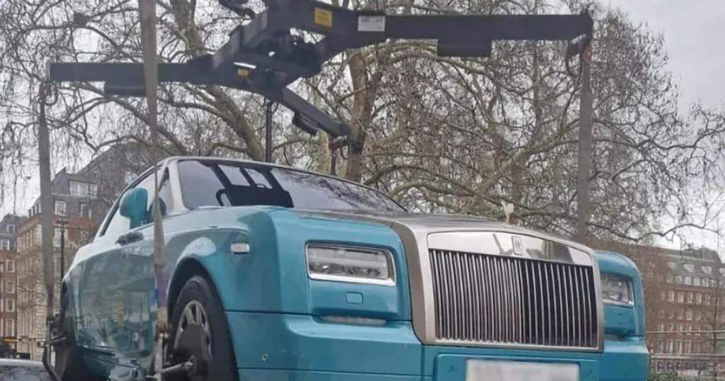 Bogații din centrul Londrei parchează unde doresc, pentru că nu le pasă de amenzi. Un Rolls Royce de peste 250.000 de euro, ridicat de pe trotuar