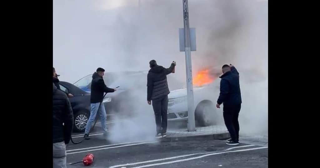 Mașină cuprinsă de flăcări în parcarea unui hipermarket din Pitești. Imagini virale cu intervenția șoferilor aflaţi în zonă