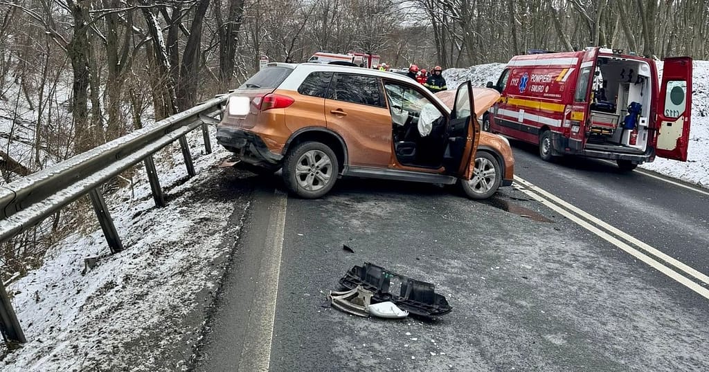 O șoferiță a intrat într-o mașină de pe contrasens: cinci persoane rănite și trafic blocat pe DN1, în Sibiu