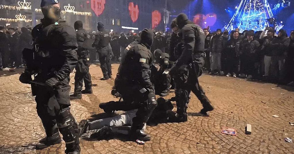 Haos de Revelion în Amsterdam: violențe fără precedent, doi morți din cauza artificiilor și biserică mistuită de flăcări