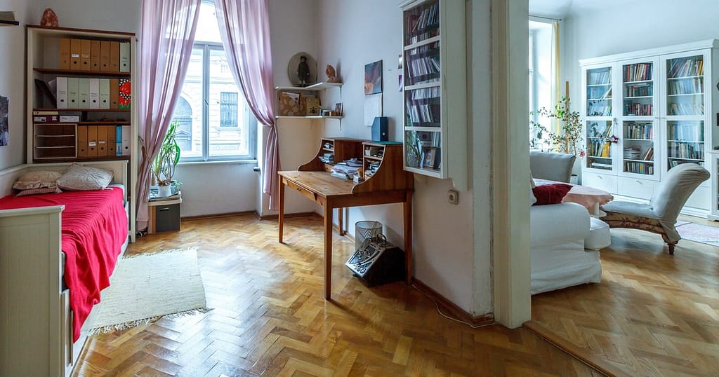 Întrebarea care îi macină pe români: cum îți poți permite să-ți cumperi apartament și mașină într-un oraș mare?