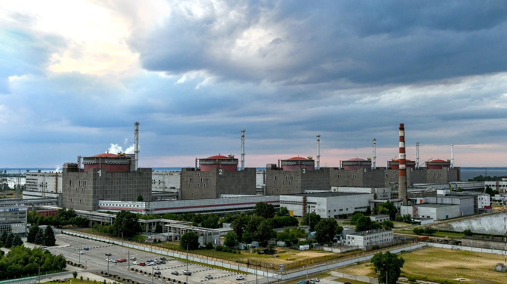 Bombardamente raportate la doar un kilometru de centrala nucleară Zaporojie. Avertismentul șefului AIEA