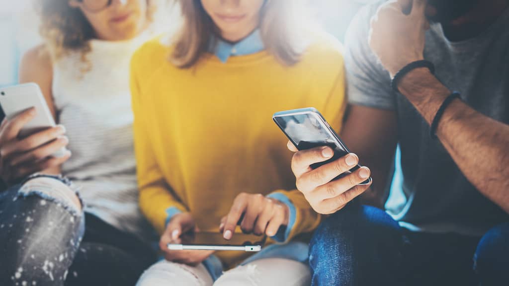 O nouă fraudă online. Mesajul fals primit de utilizatori prin care hackerii pot fura conturi de mesagerie. Cum funcționează