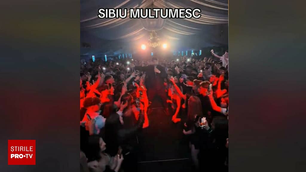 Sute de liceeni din Sibiu au cântat și l-au ovaționat pe Tzancă Uraganu. Elevii știau manelele cuvânt cu cuvânt | VIDEO