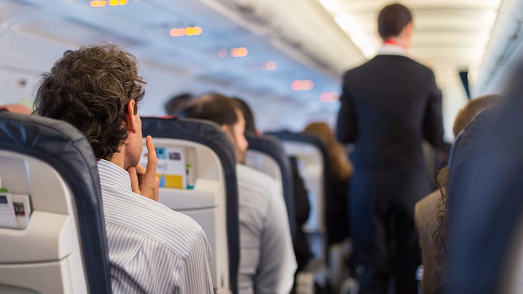 Companiile aeriene care vor introduce amenzi pentru pasagerii care se ridică înainte ca avionul să oprească complet