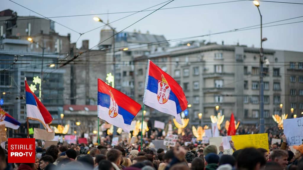 Mii de studenți și protestatari din peste 30 de orașe din Serbia cer alegeri anticipate și acțiuni anticorupție