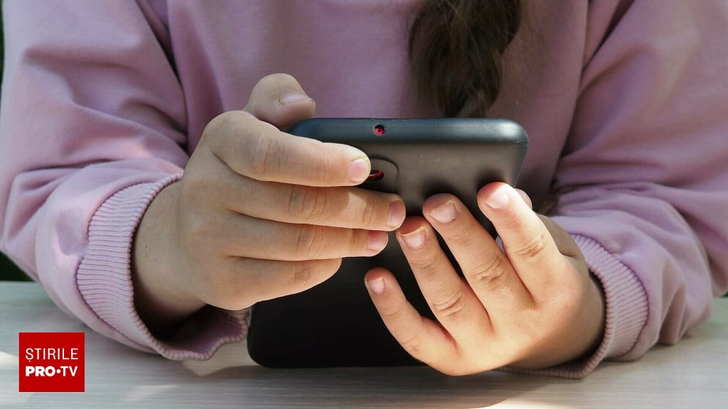 Finlanda interzice telefoanele mobile în şcoli. Pot fi folosite în clasă doar în scopuri educaţionale