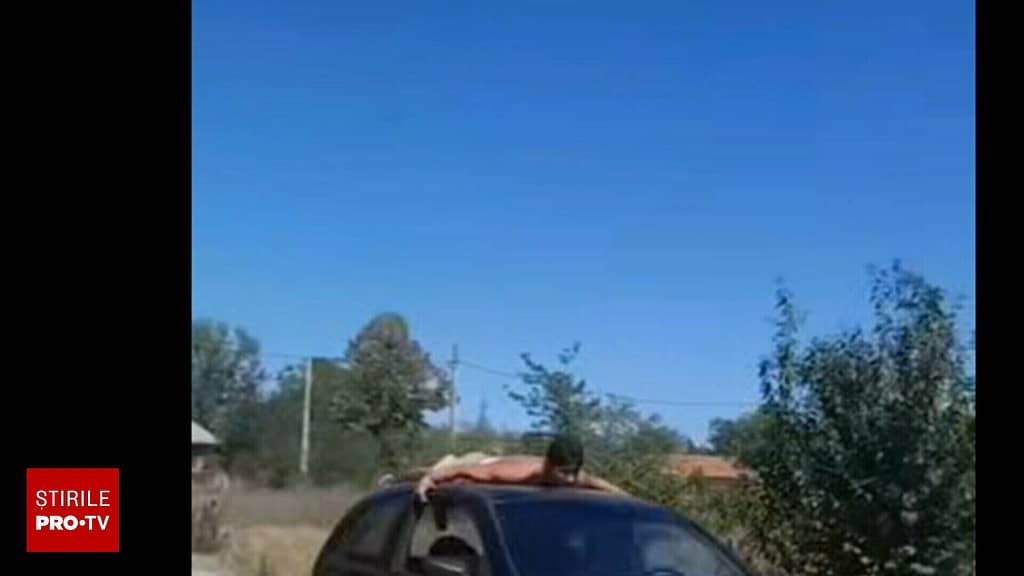Șoselele, teren de joacă pentru inconștienți: Tânăr din Gorj, cercetat penal după ce și-a pus prietenul pe plafonul mașinii