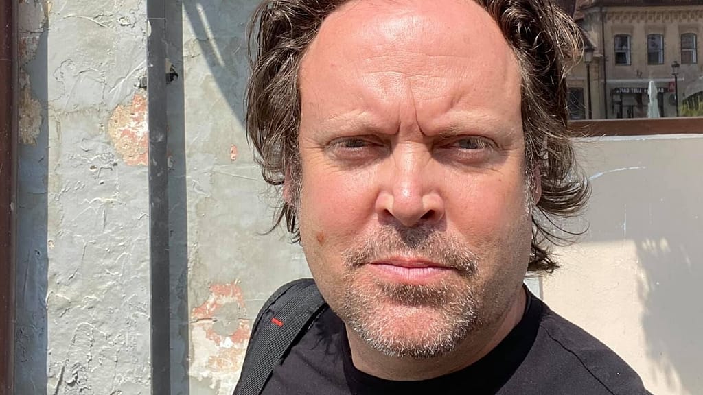 Veșnica birocrație. Charlie Ottley, englezul care laudă România în toată lumea, se chinuie de 5 ani să ne obțină cetățenia