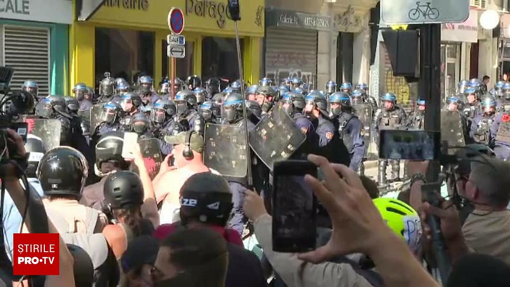 Premierul francez a convocat discuții cu sindicatele, după violențele care au paralizat țara