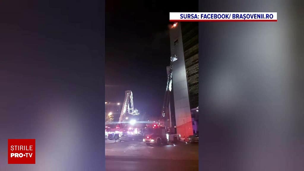 Incendiu în centrul Brașovului. Acoperișul unei clădiri de birouri a luat foc, pompierii au intervenit cu zece autospeciale